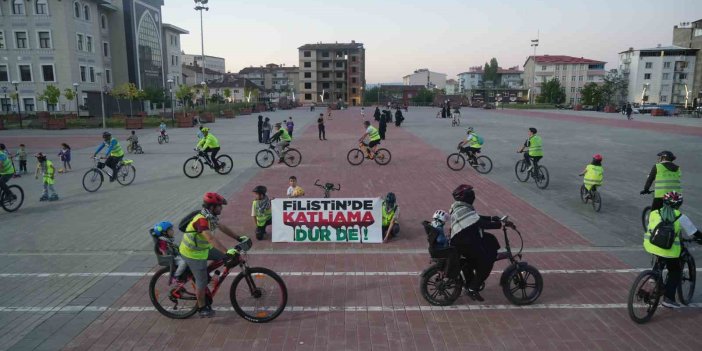 Bisikletçiler Filistin’e destek turu yaptı