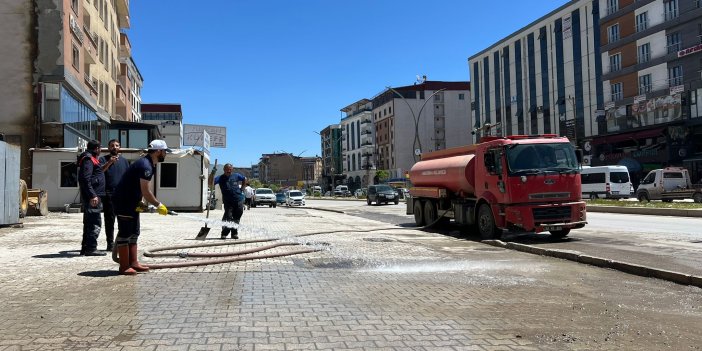 Yüksekova Belediyesi, İpekyolu'nda temizlik çalışması başlattı