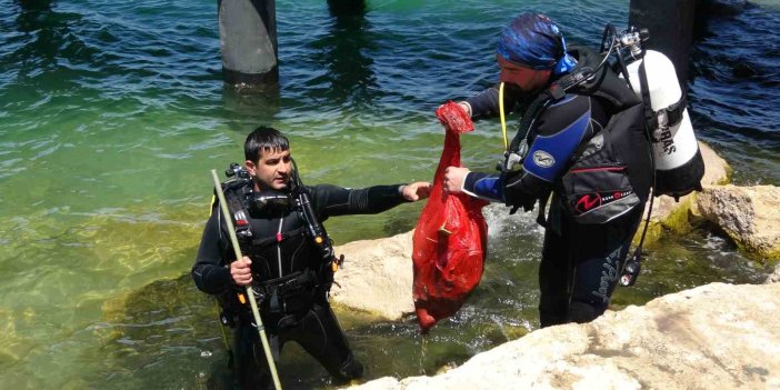 Van Gölü’ne dalış yapan dalgıçlar çöp çıkardı