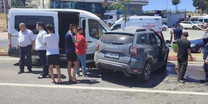 Siirt’te minibüs ile hafif ticari araç çarpıştı: 1 kişi yaralandı