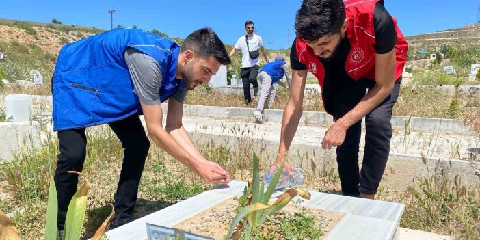 Elazığ’da gönüllü gençlerden kimsesizler mezarlığında temizlik yaptı