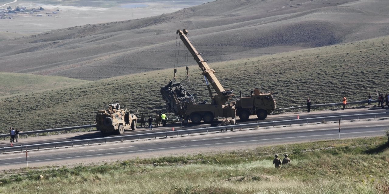 Hakkari-Van yolunda askeri zırhlı araç devrildi: 3 yaralı