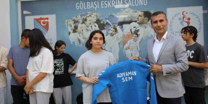 Gölbaşı’nda eskrim sporcularına malzeme desteği sağlandı