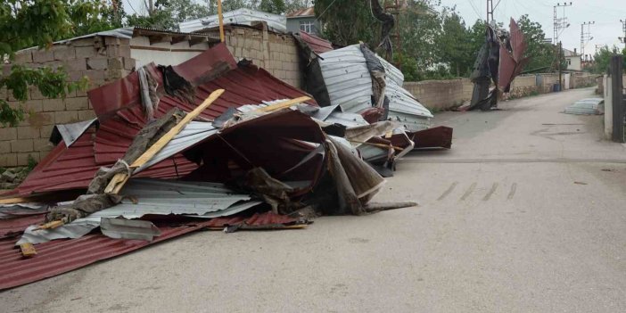 Erciş’te fırtına bir okulun çatısını uçurdu