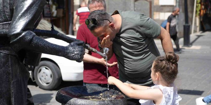 Antep’te vatandaşlar serinlemek için çeşme sırası bekledi