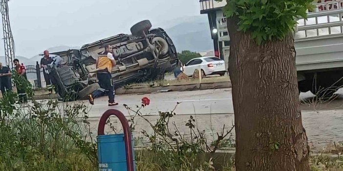 Kontrolden çıkan araç takla attı: 2 kişi yaralandı