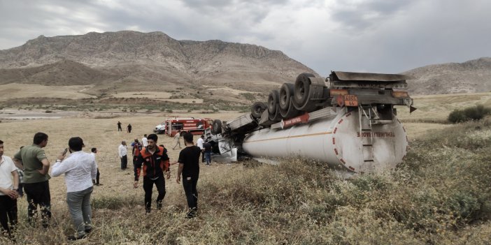 Petrol yüklü tanker devrildi: 2 yaralı