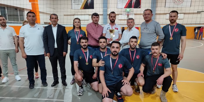 Yüksekova'da Voleybol Turnuvası'nı Tim 47 kazandı