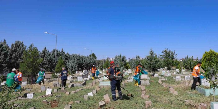 Mezarlıklarda bayram temizliği başladı