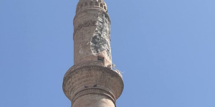 Mardin’in Artuklu ilçesinde minareye yıldırım düştü