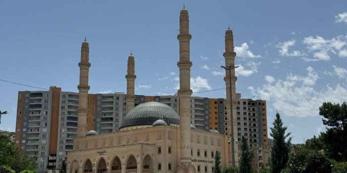 Mardin’de bir caminin minaresine  yıldırım düştü