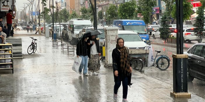 Yüksekova’da aniden bastıran sağanak vatandaşları hazırlıksız yakaladı