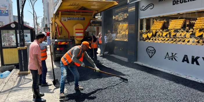 Yüksekova'nın en işlek caddesinde onarım çalışmaları