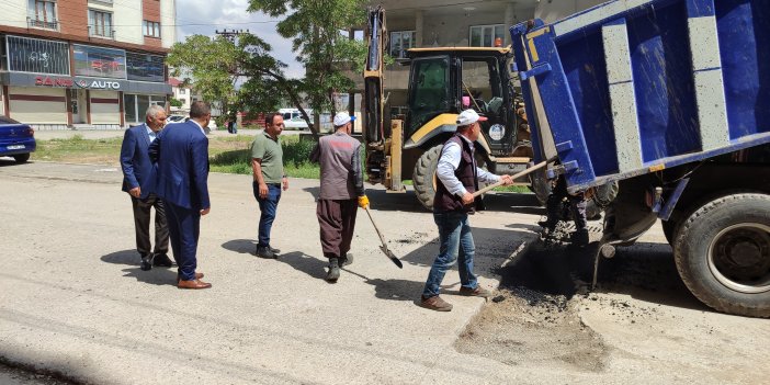 Yüksekova Belediyesi, ilçe merkezindeki bozuk yolları onarıyor