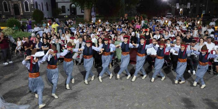 Diyarbakır’da ‘Kültürler Gecesi’ programıyla şarkılar seslendirildi