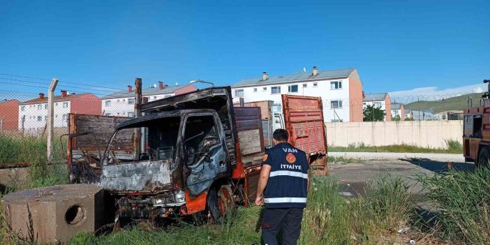 Park halindeki kamyonet yanarak kullanılamaz duruma geldi