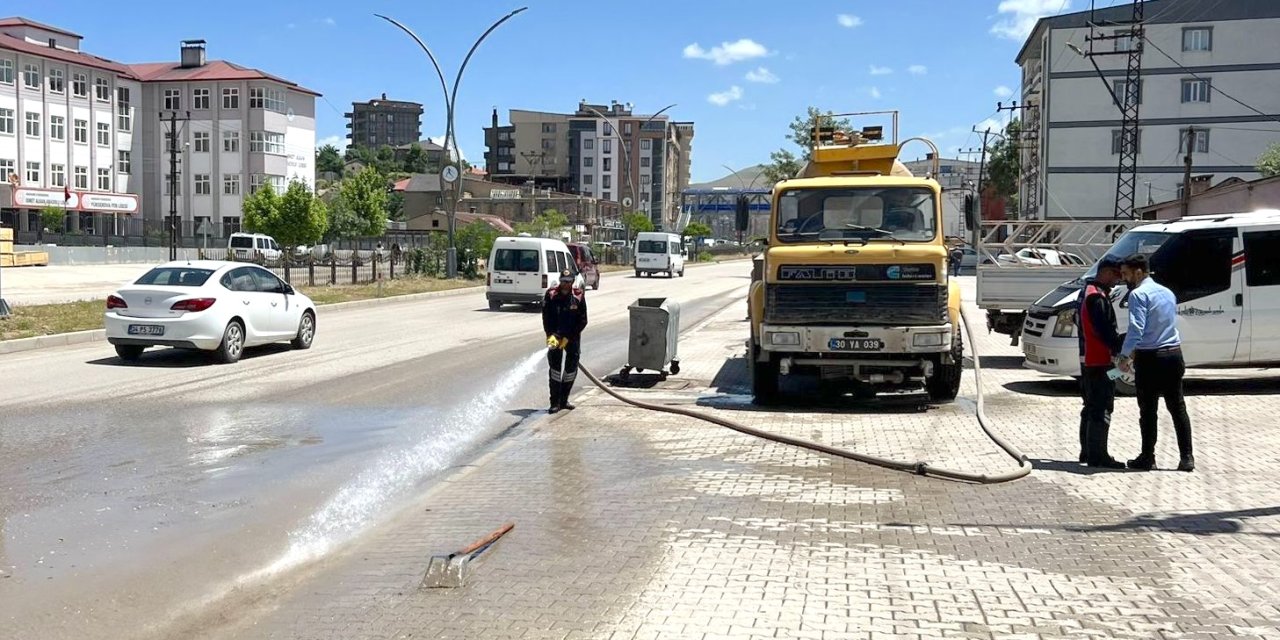 Yüksekova Belediyesi İpekyolu Caddesindeki kaldırımları yıkadı