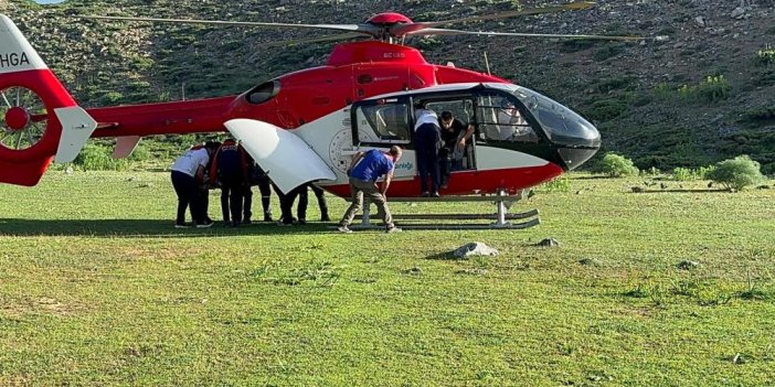 Hizan'da attan düşerek kafa travması geçiren kadın ambulans helikopterle hastaneye ulaştırıldı