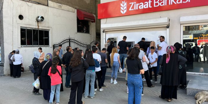 Yüksekova'da bayram arifesinde ATM eksikliği nedeniyle uzun kuyruklar oluştu