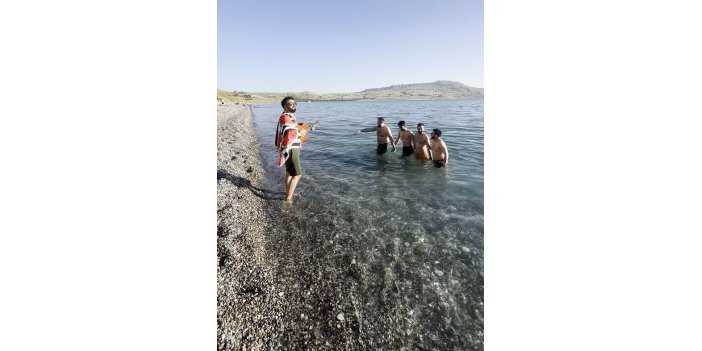 Van Gölü’nde halaylı sezon açılışı yapıldı