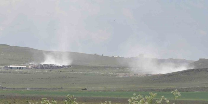 Kars’ta Karadağ çöplüğü yangına teslim oldu