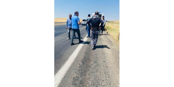 Diyarbakır’da yol kenarında oturan 2 vatandaşa otomobil çarptı