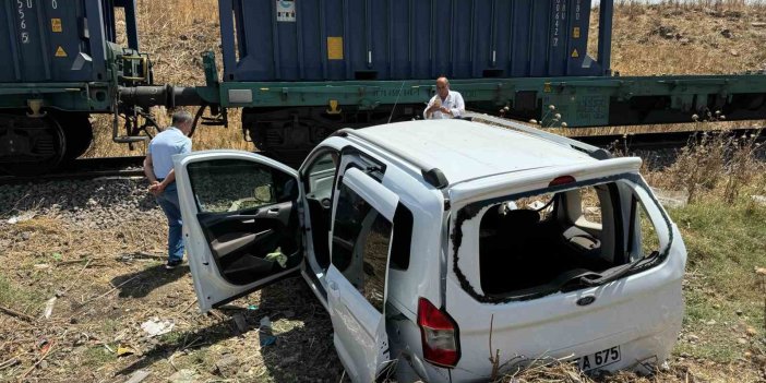 Diyarbakır’da hemzemin geçitten geçen hafif ticari araca yük treni çarptı: 2 kişi yaralı