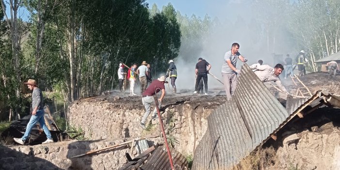 Özalp’te ahır, tandır evi ve odunlukta yangın çıktı