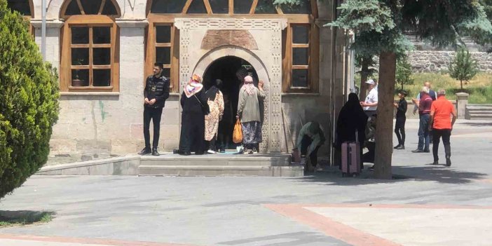 Kars’ta Harakani Türbesi’ne ziyaretçi yoğunluğu