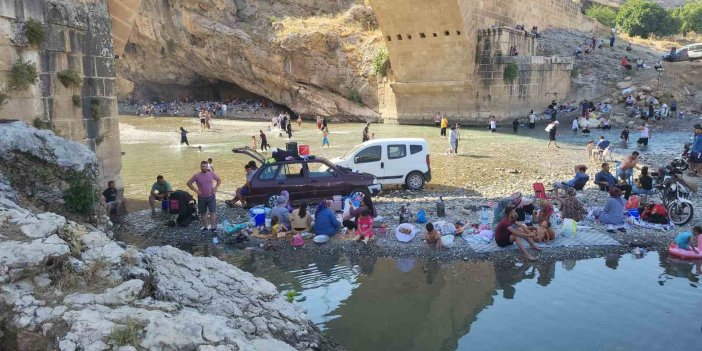 Yurttaşlar serinlemek için Kahta Çayına girdi