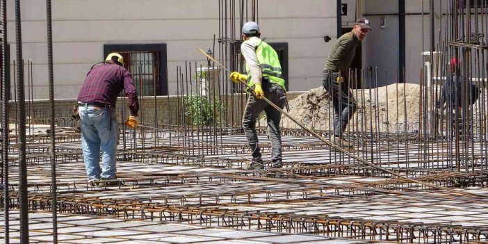 Van’da inşaat işçilerinin sıcaklarla mücadelesi sürüyor