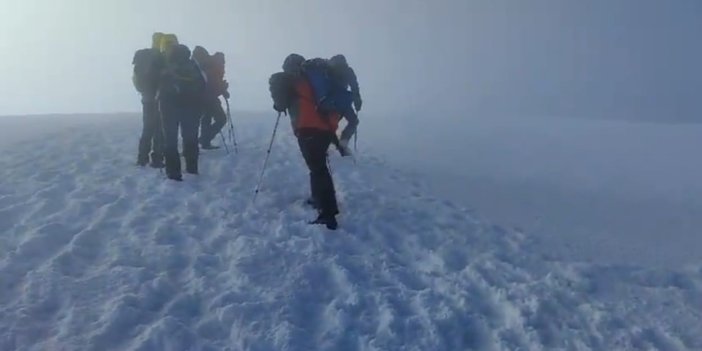 Ağrı Dağı’nda dağcılar kar ve fırtınaya rağmen zirveye vardı