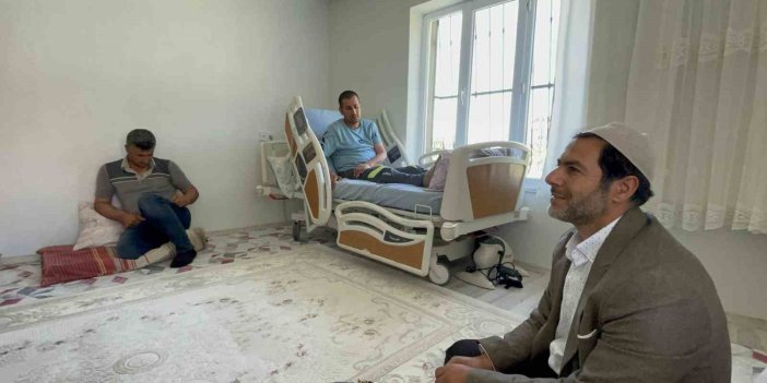 Tatvanlı imam camiye gelemeyen engelli yurttaşların evlerine giderek hutbe okuyor
