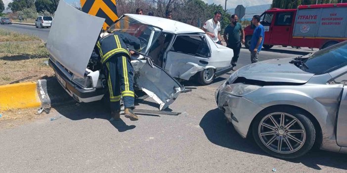 Van’da trafik kazası: 14 kişi yaralandı