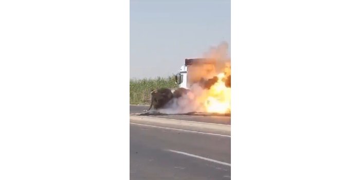 Urfa’da saman yüklü tır alev alev yandı