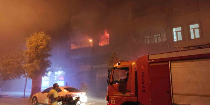 Urfa’da korkutan yangın: Binada mahsur kalanlar dama sığındı