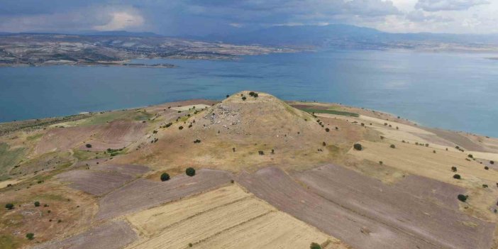 Elazığ’daki höyük manzarasıyla dikkat çekiyor