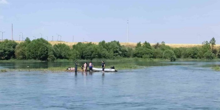 Dicle Nehri’ndeki adacıkta mahsur kalan aile ekiplerce kurtarıldı