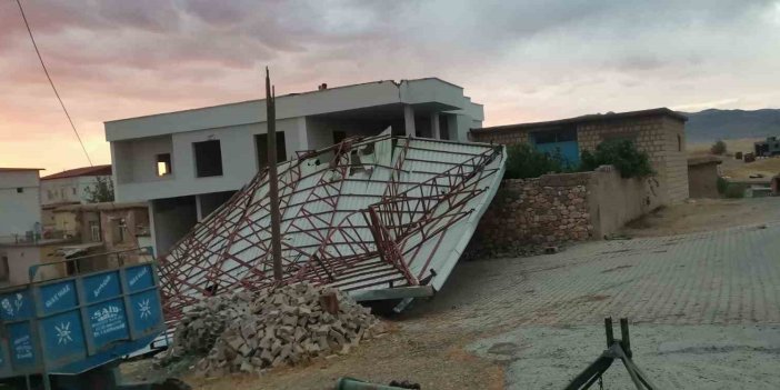 Diyarbakır’da fırtınada caminin çatısı söküldü
