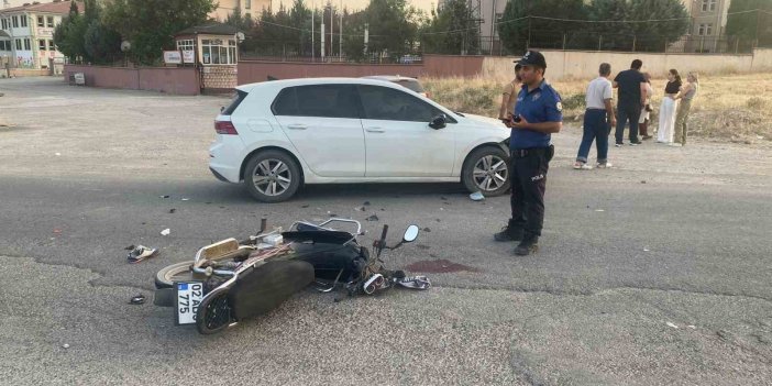 Otomobille motosiklet çarpıştı: 1 kişi ağır yaralı