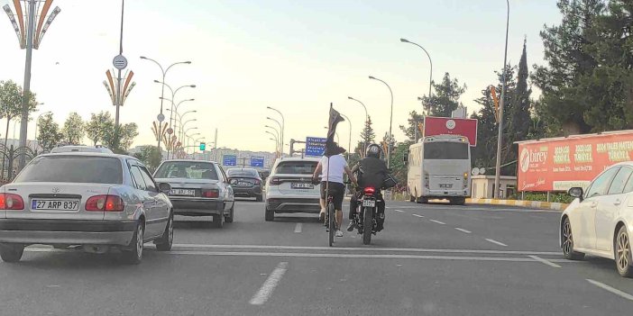 Motosiklete tutunan bisikletlinin yolculuğu kameraya yansıdı