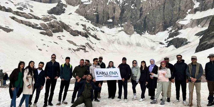 Hakkari'nin 20 bin yıllık buzullarında saatlerce yürüdüler