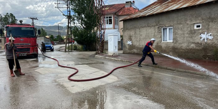 Yüksekova Belediyesi mahallelerde temizlik çalışması yaptı