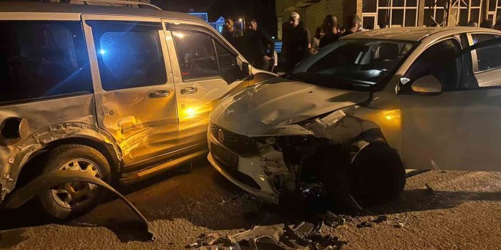 Yüksekova’da iki araç çarpıştı: 1 kişi yaralandı