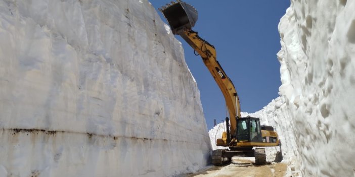 Yüksekova'da yaz mevsimine rağmen 8 metrelik kar tünelleri