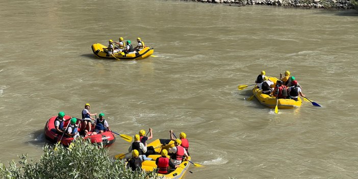 Vali Ali Çelik ve protokol üyeleri sporcularla rafting yaptı