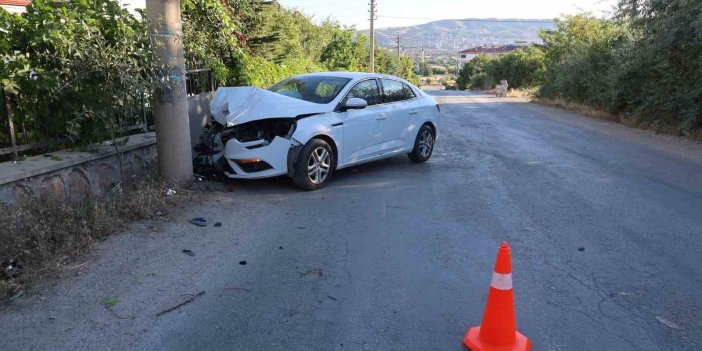 Elazığ’da otomobil beton direğe çarptı: 2 kişi yaralandı