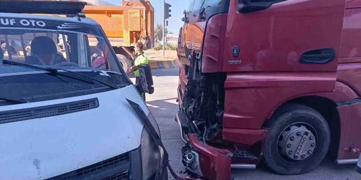 Erciş’te kamyonetle kamyon çarpıştı: 3 yaralı