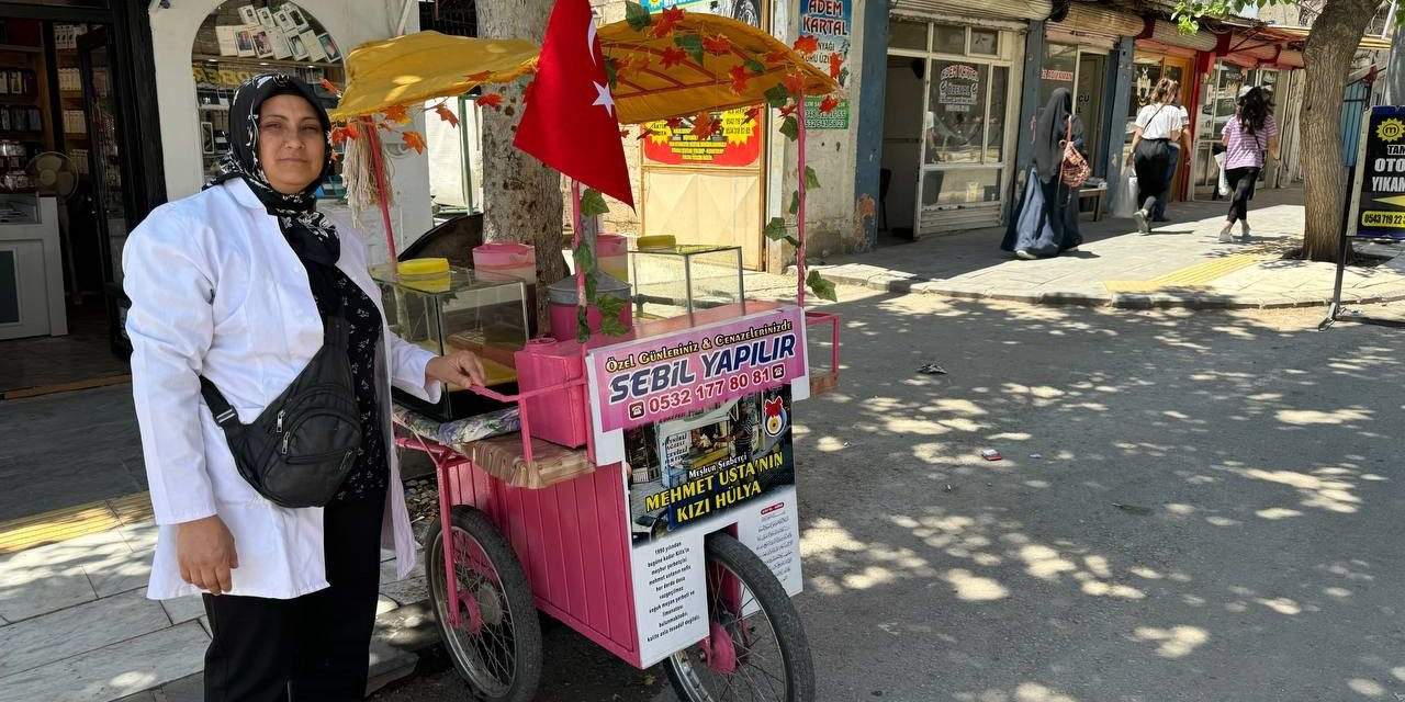 Kilis'te etkili olan sıcak havalarda soğuk meyan şerbeti satarak geçimini sağlıyor