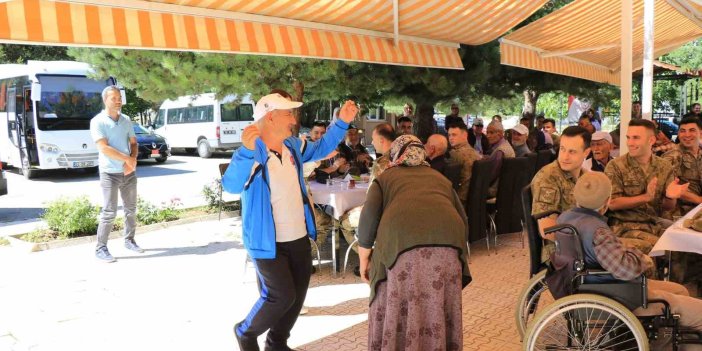 Askeri bando takımı, huzurevi sakinlerine çaldı